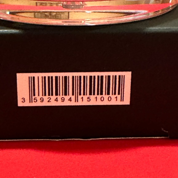 VISEART Translucent Setting Powder creates soft matte finish for all complexions - Picture 8 of 8